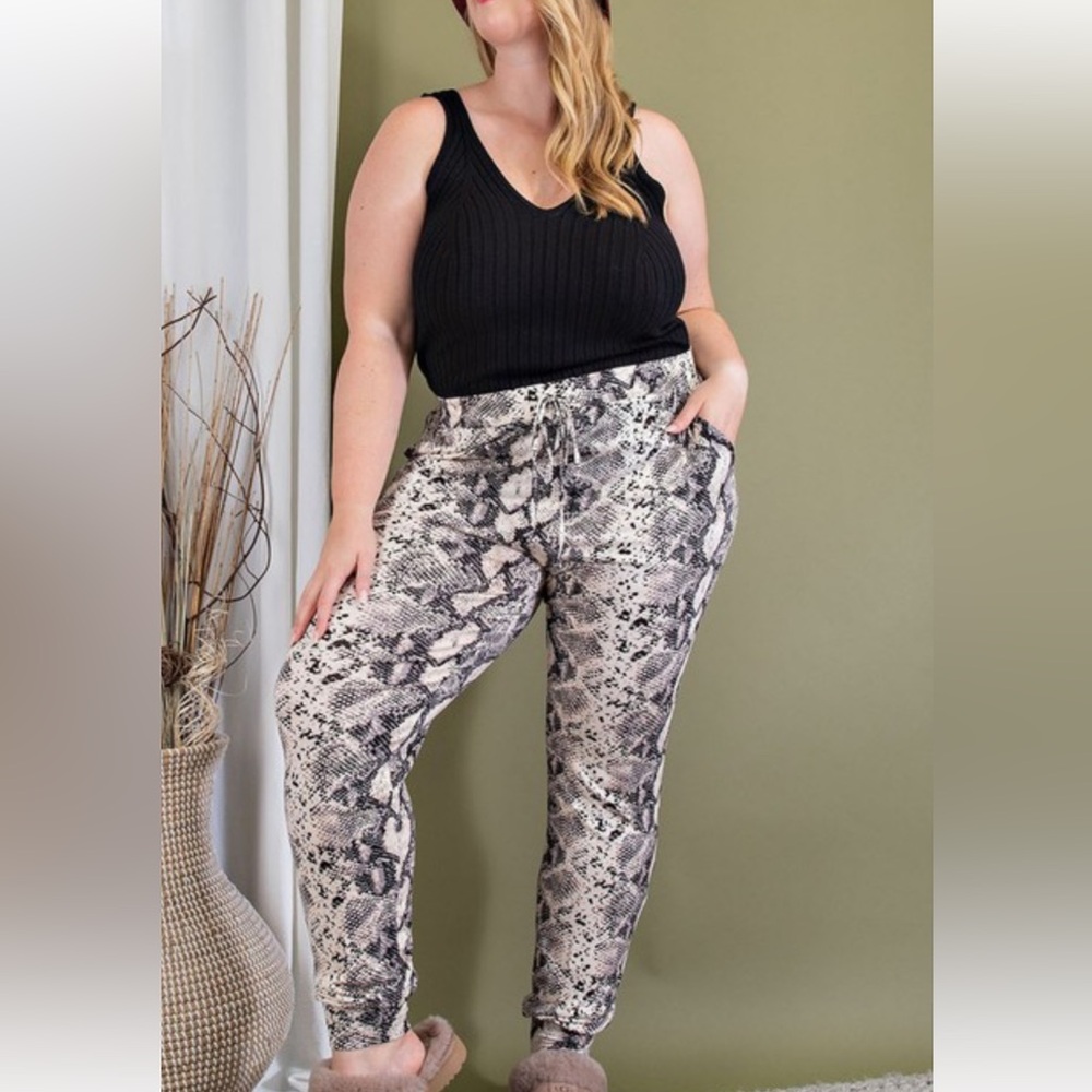 🛍️ 5 for $30! Lightweight print joggers